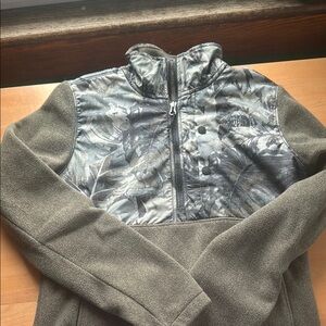Women’s north face half zip pull over